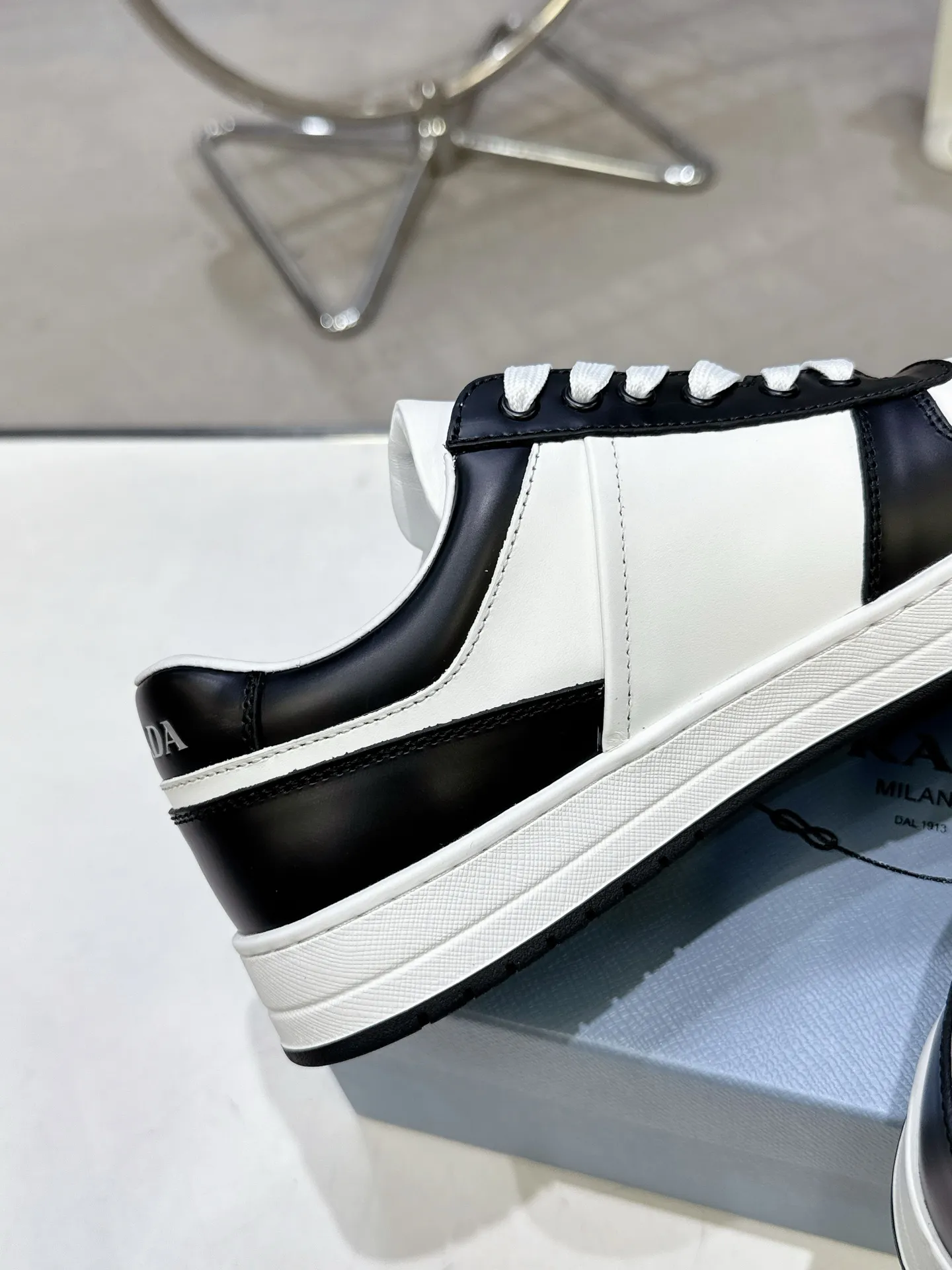 👟👟Ex-factory price 580👟👟 Couple style Prada Latest Downtown Bold series Triangle logo Casual sneakers White shoes Original purchase, development and production Downtown Bold sneakers are inspired by the basketball shoes of the 1980s, with a sporty design and exquisite details. Crafted from perforated leather, the statement platform sole provides a unique, modern style. The Prada logo is interpreted from different angles, decorated with the iconic enameled triangular metal logo, highlighting the unique classic style. Exquisite packaging at the delivery counter🛍📦 ▪️Fabric: Original custom imported first-layer cowhide ▪️Lining: Original imported soft sheepskin ▪️Outsole: Original open-molded rubber bottom material ▪️Size: Women's 35-40 Men's 39-45